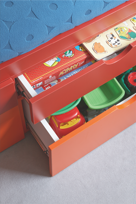 Dostatek úložných prostor zajistí velké zabudované zásuvky přímo v posteli. Kromě hraček a her se sem vejde i spousta oblečení a dalších nezbytností.
