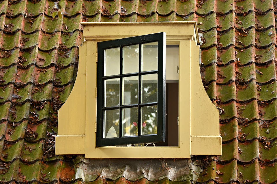 Kontrolu střechy, lemování oken a okapů doporučují odborníci provádět každé jaro a podzim. Děláte to? Foto: Pixabay.com