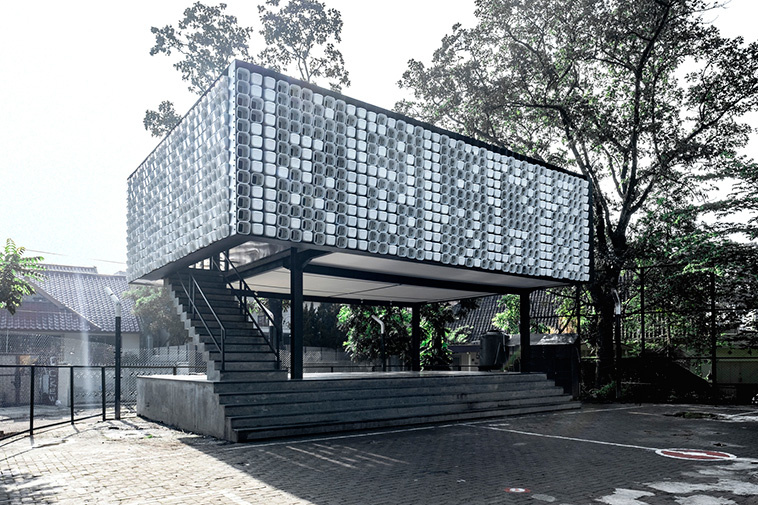 Budova veřejné knihovny v indonéském městečku Bandung má fasádu z plastových kontejnerů od zmrzliny. 