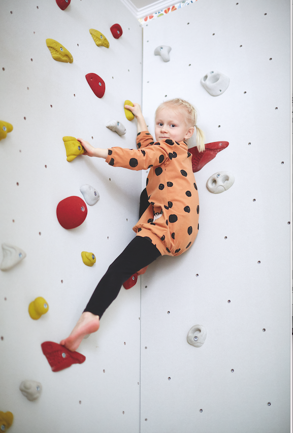 Profesionální lezecké pohyby může malé Viki závidět leckterý dospělý. Zkušenosti sbírá nejen doma na stěně, ale také s kamarády na kroužku.
