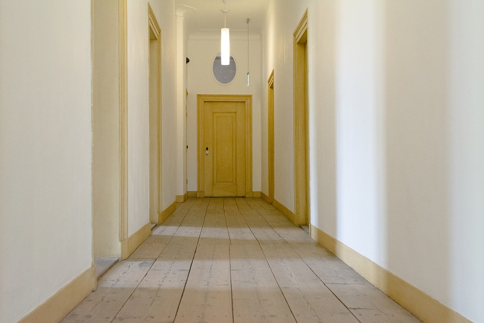 U starých dveří platí to samé, co u podlah: renovaci si zaslouží ty zachovalé, bez velkých poškození a hlavně vyrobené z kvalitního dřeva. Foto: Pixabay.com