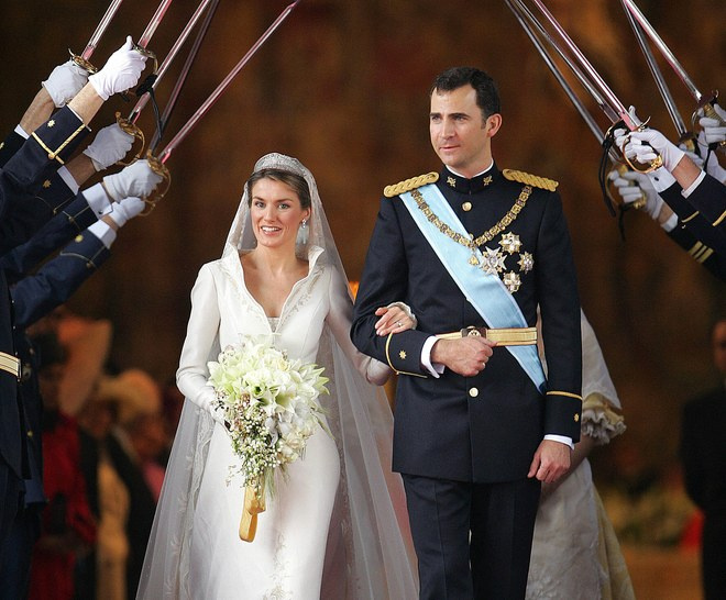 Na květen 2004 s&nbsp;láskou vzpomíná španělský král Filip VI., který si vzal svou lásku – televizní reportérku Letizii. Své ano si pár řekl v&nbsp;katedrále Almudena.
