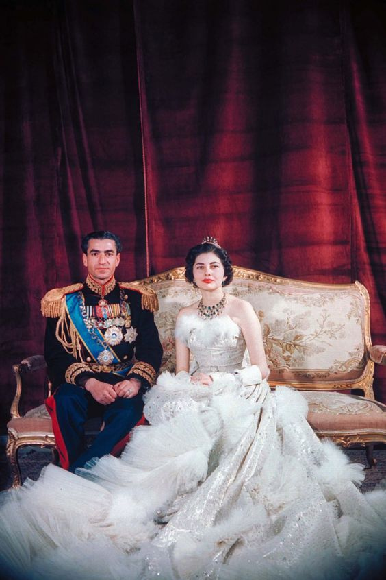 Krásné svatby nejsou doménou pouze evropských monarchů. Íranská královna Soraya a Mohamed Reza Pahlevi měli okouzlující veselku v&nbsp;roce 1951. Soraya si navíc dala záležet s&nbsp;výběrem šatů, a tak se nakonec na svatbě ukázala v&nbsp;úchvatných šatech od návrháře Christiana Diora.
