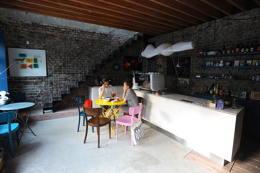 V přízemí se nachází jeden velký otevřený prostor, fungující jako kavárna.