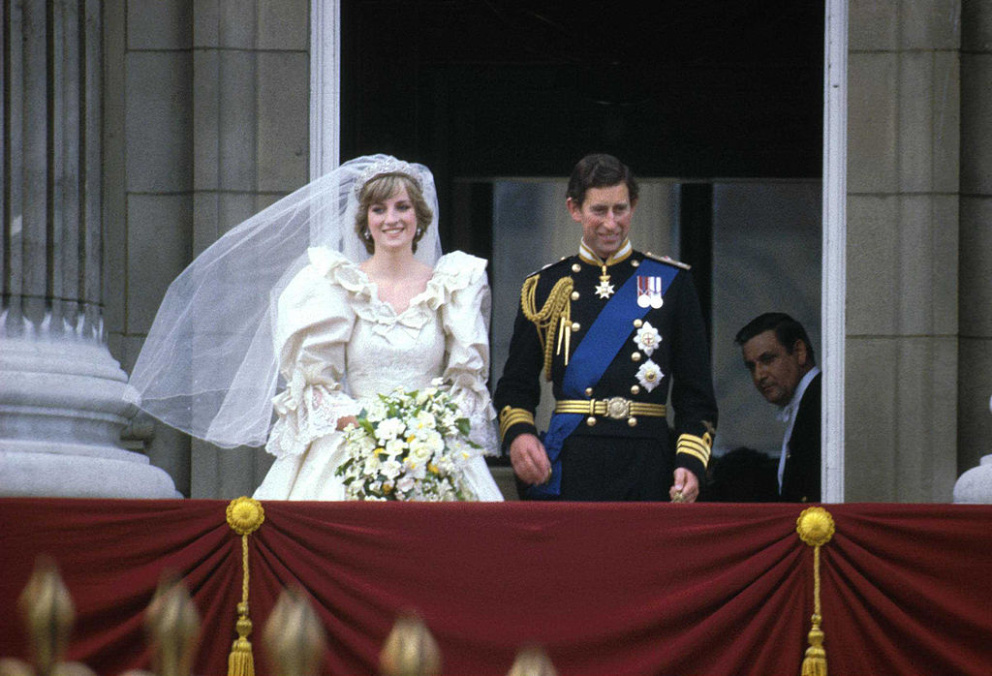 Byla to láska jako trám, která vyeskalovala 29. července 1981 v&nbsp;katedrále Sv. Pavla v&nbsp;Londýně. Princ Charles se oženil s&nbsp;Dianou Spencer, se kterou do několika let měl syny Williama a Harryho. Jejich láska vydržela do roku 1996, kdy se pár rozešel. O rok později Diana zemřela při dopravní nehodě v&nbsp;Paříži.
