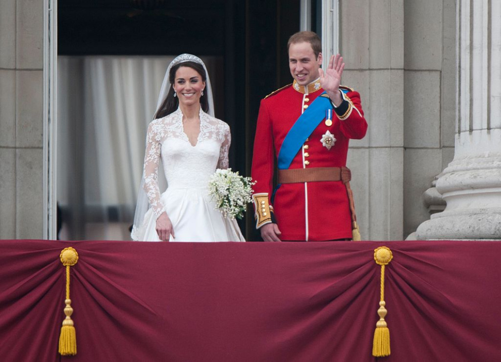 Obecně se má za to, že princ William se potkal s&nbsp;Kate Middleton v&nbsp;roce 2001, a to během studií na University of St. Andrews ve Skotsku. Jako pár se poprvé představili v&nbsp;roce 2003, avšak následně přišlo krátké odloučení. William ale moc dobře věděl, s&nbsp;kým chce strávit zbytek svého královského života, a tak v&nbsp;roce 2010 požádal Kate o ruku a velkolepá svatba proběhla o rok později ve Westminsterském opatství.
