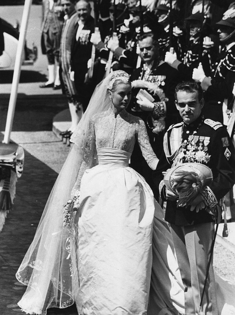 Svatba monackého prince Rainiera III. s&nbsp;americkou herečkou Grace Kelly patřila v&nbsp;roce 1956 k&nbsp;nejsledovanějším událostem. Okouzlující Grace se oblékla do svatebních šatů z&nbsp;dílny Helen Rose a nutno podotknout, že měla šťastnou ruku.
