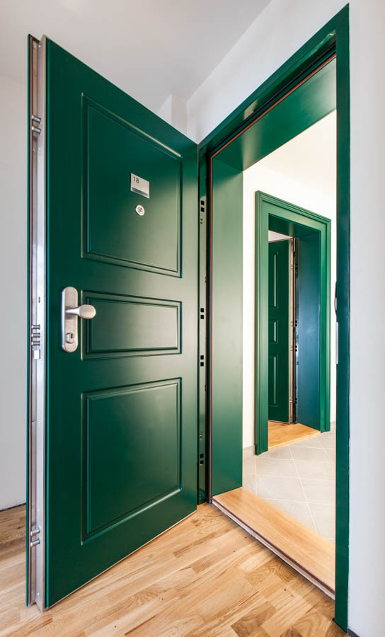 Dveře ve starých domech mohou vypadat stejně, jako ty původní, ale přitom splňují nejnáročnější požadavky na bezpečnost i požární odolnost. Foto: Next