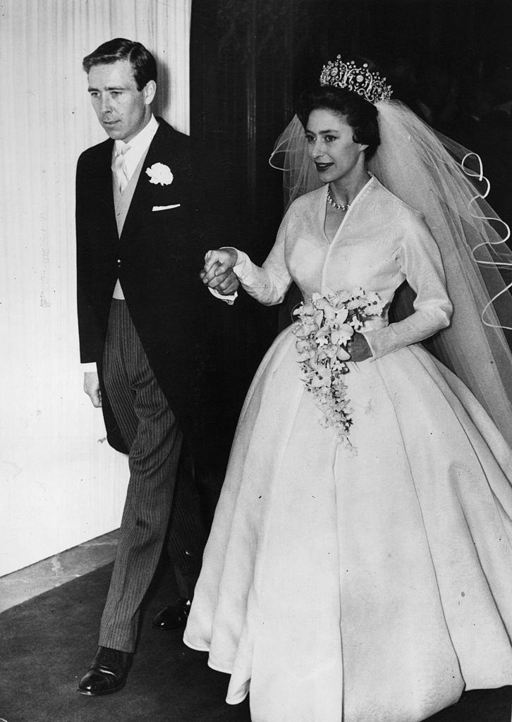 Mladší sestra královny Alžběty II., Margaret, si v&nbsp;roce 1960 vzala ve Westminsterském opatství fotografa Antony Armstrong-Jonese. Pravda, veselka to byla moc povedená, to ale nic nezměnilo na tom, že se pár po osmnácti letech rozvedl. Prý v&nbsp;tom hrála velkou roli nevěra…
