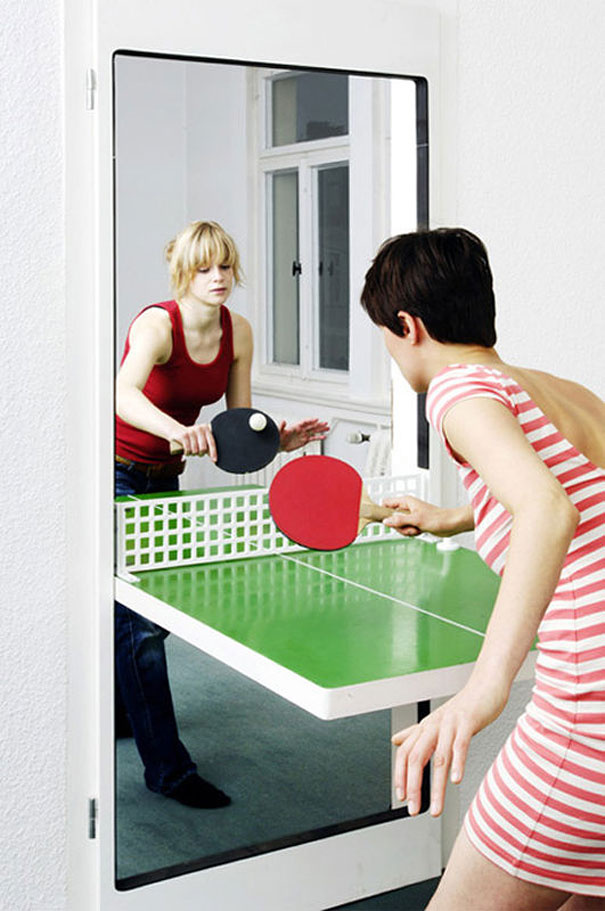 I v malém bytě se dá najít prostor na sportovní aktivity. Třeba mezi dveřmi! Když máte ty pravé, můžete je přetočením proměnit ve stůl na ping pong! Foto: Boredpanda.com
