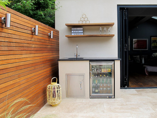 Pokud můžete do venkovní kuchyně přivést vodu, odpad i elektriku, je to ideální stav. Foto: Cathoward Design