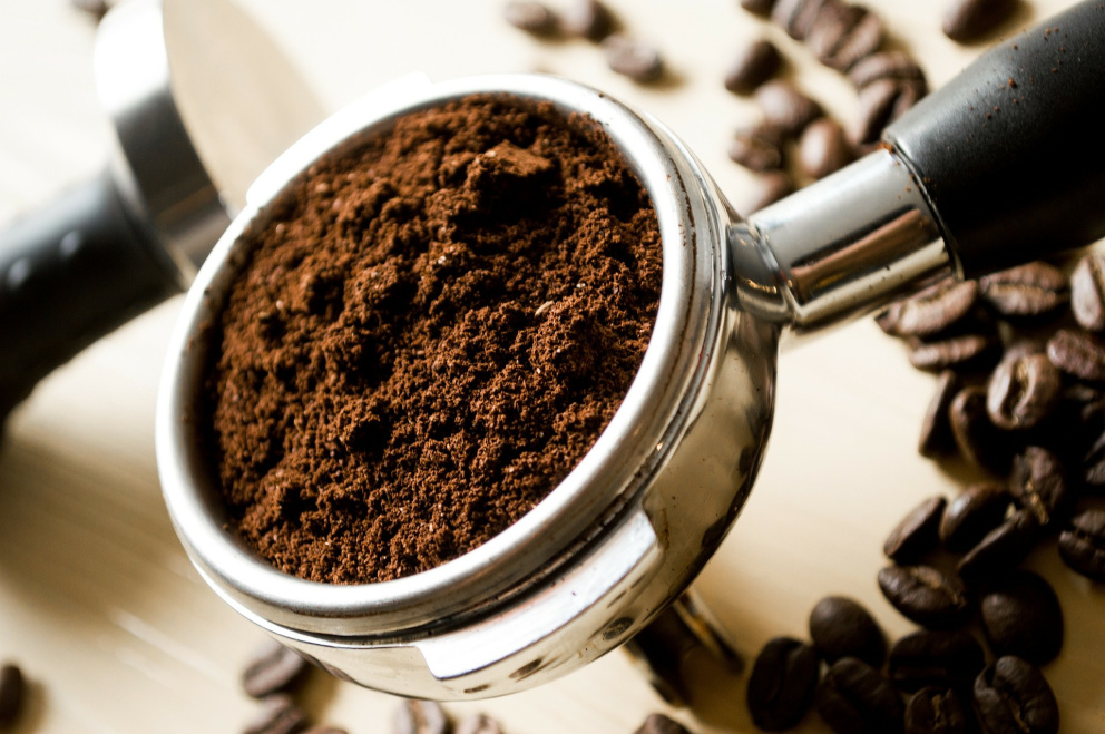 Nejlepší chuti a vůně docílíte, pokud zrnka kávy těsně před přípravou espressa namelete. Součástí pokročilejších kávovarů je i zabudovaný mlýnek. Foto: Pixabay.com