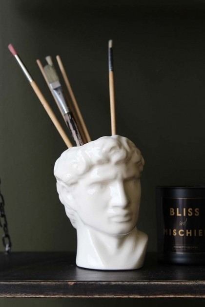 Lidé s duší umělce si mohou ve váze vystavit třeba tužky a štětce. Davidova hlava je z kolekce britského obchodu Rockett St George.