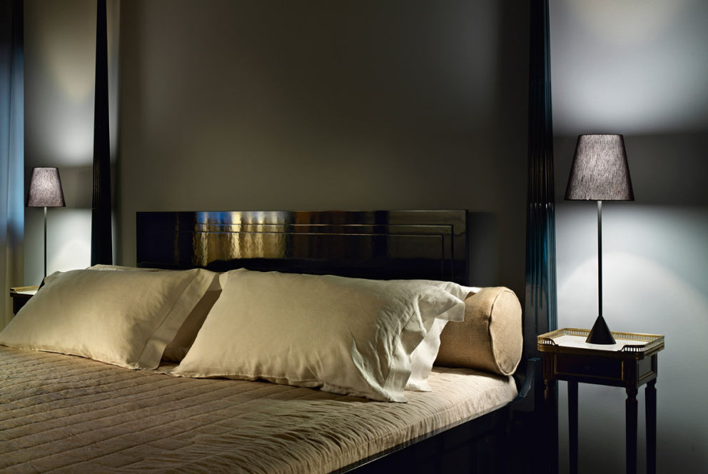 Lampičky se stínítky vyzařující jemné tlumené světlo a naladí na příjemný spánek. Foto: Decoland 