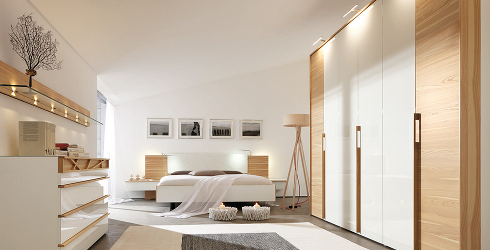 Zařízení ložnice by mělo být jednoduché a střídmé. S bílou barvou a přírodními materiály zaručeně uspějete! Foto: XXXLutz