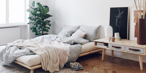 Pohovku stačí rozložit, nábytek trochu přeskupit a hned se váš obývák může proměnit v pohodlný pokoj pro hosty. Foto: Karup Design