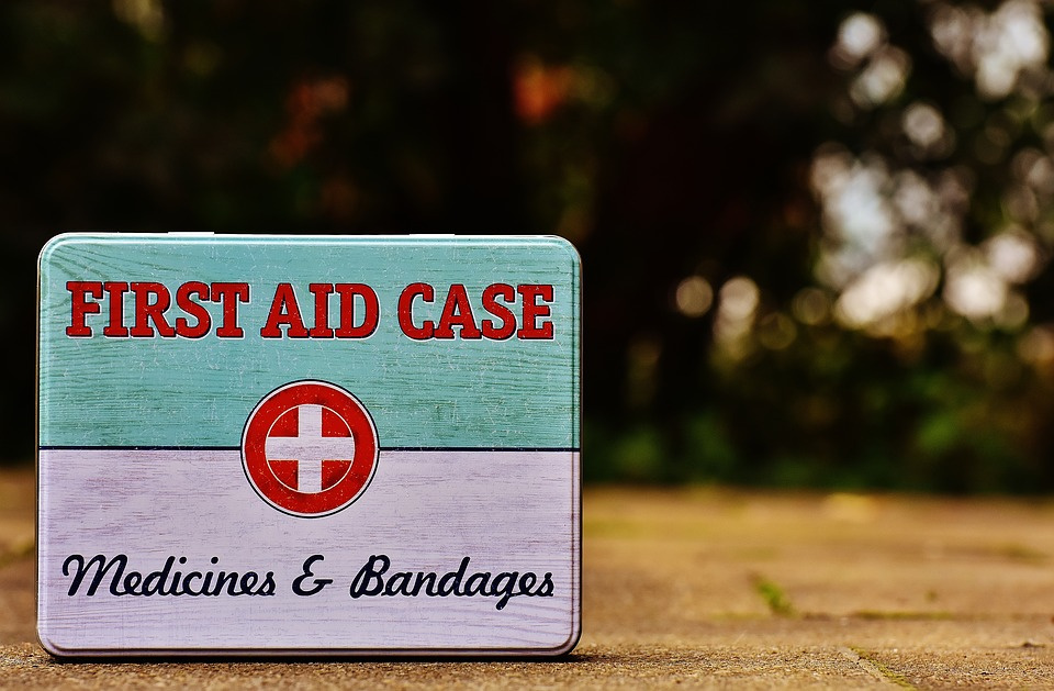 Podobné plechové krabičky sice vypadají hezky, ale na léky první pomoci pro běžnou rodinu nejsou dost velké. Lepší volba je nástěnná skříňka. Foto: Pixabay.com