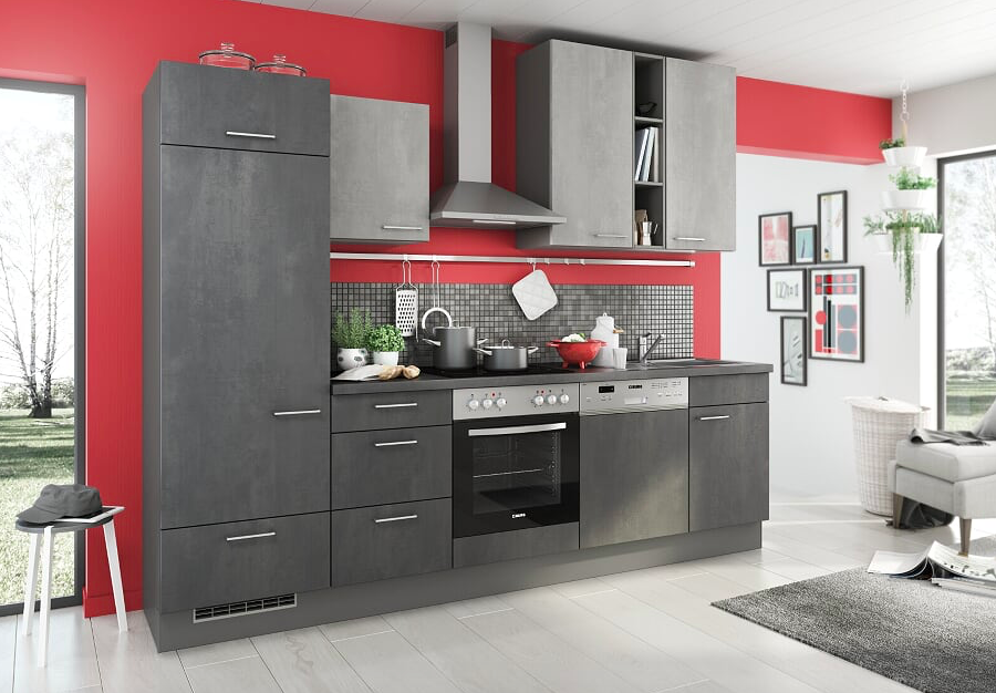 S šedou barvou kuchyňských skříněk krásně kontrastuje červená na stěnách.  