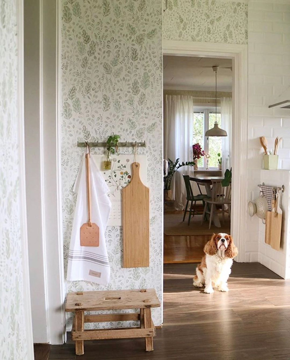 Tapety zdobí stěny v celém domě. Většinou na nich najdete florální motivy v zelených a smetanových tónech.&nbsp;
