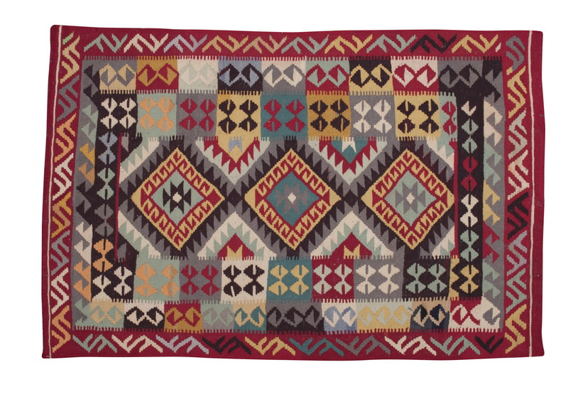 Můžete vyhrát koberec Anari kilim, který rozjasní místnost i vás vibrujícími barvami.