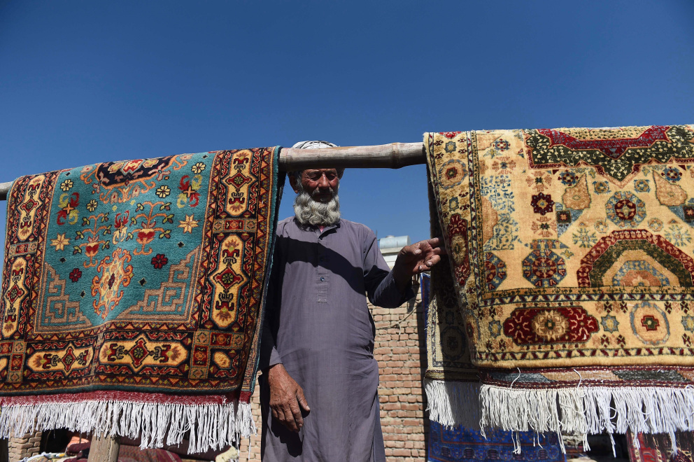 Tkaní a vázání koberců je součástí afghánské kultury po staletí. 