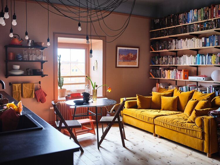 Podkrovní malý byt o ploše 58 metrů čtverečních najdeme ve švédském Stockholmu.