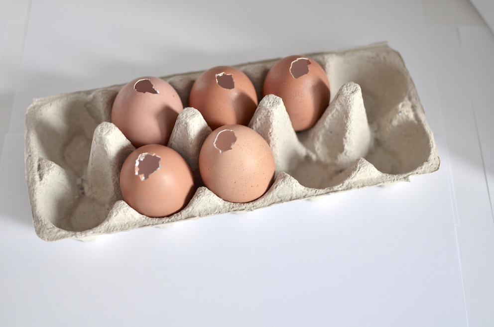 Vyfoukaným vajíčkům vytvořte dostatečný otvor pro pohodlné plnění. 