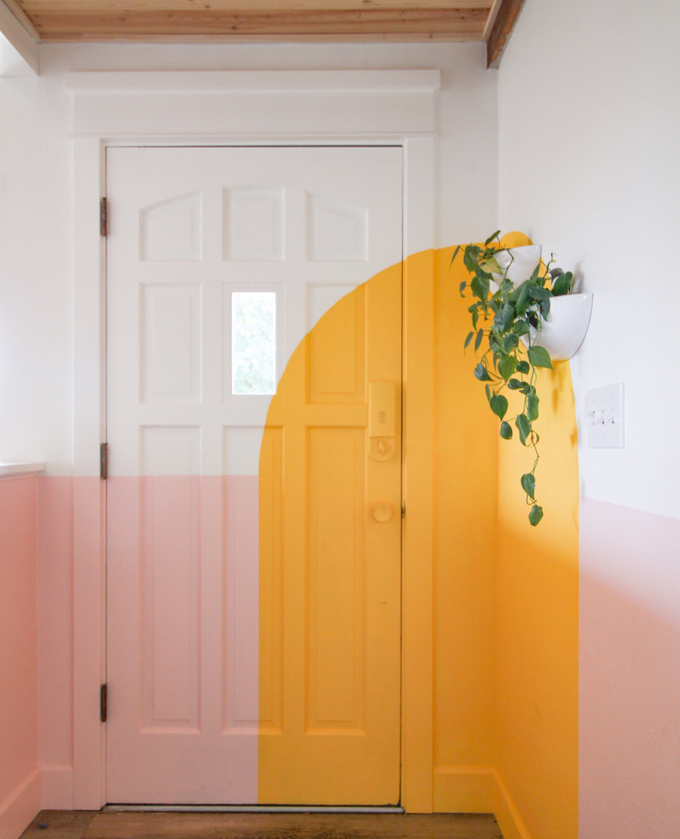 Barvy přechází ze zdí na dveře i nábytek.