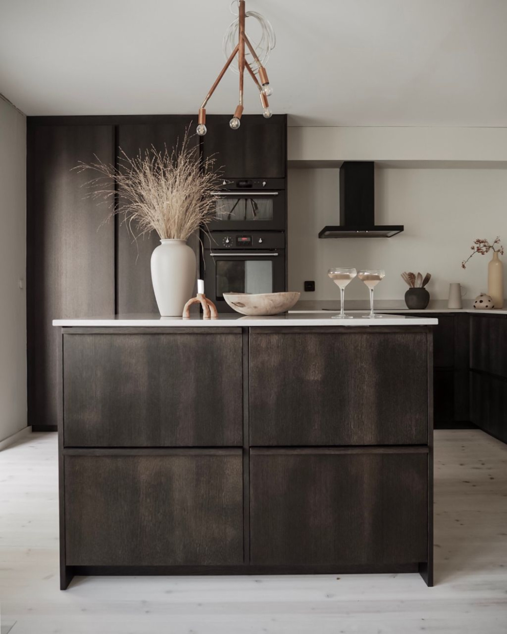 Kuchyň je v moderním minimalistickém dekoru. 