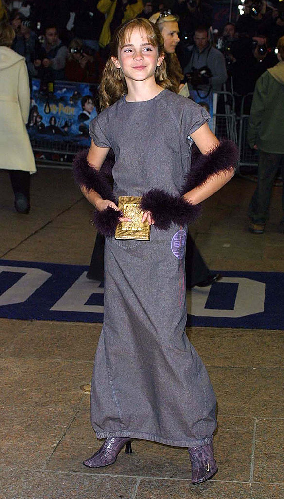 2001

Na londýnské premiéře filmu&nbsp;Harry Potter a Kámen mudrců&nbsp;vstoupila jedenáctiletá Emma poprvé na červený koberec. Pro tu příležitost oblékla poměrně odvážný outfit v podobě šedých šatů doplněných boa a fialovými botami na podpatku s pro přelom milénia typickou hranatou špičkou.
