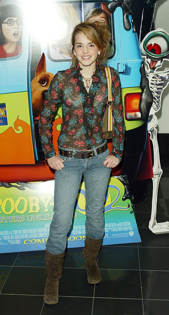 2004

Na premiéru filmu Scooby-Doo 2: Nespoutané příšery&nbsp;Emma zvolila outfit, který trochu připomíná naše první outfity na diskotéku
