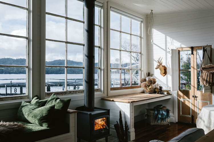 Původní dřevěná okna vám dovolí pozorovat místní rybáře i kouzelné západy slunce. 