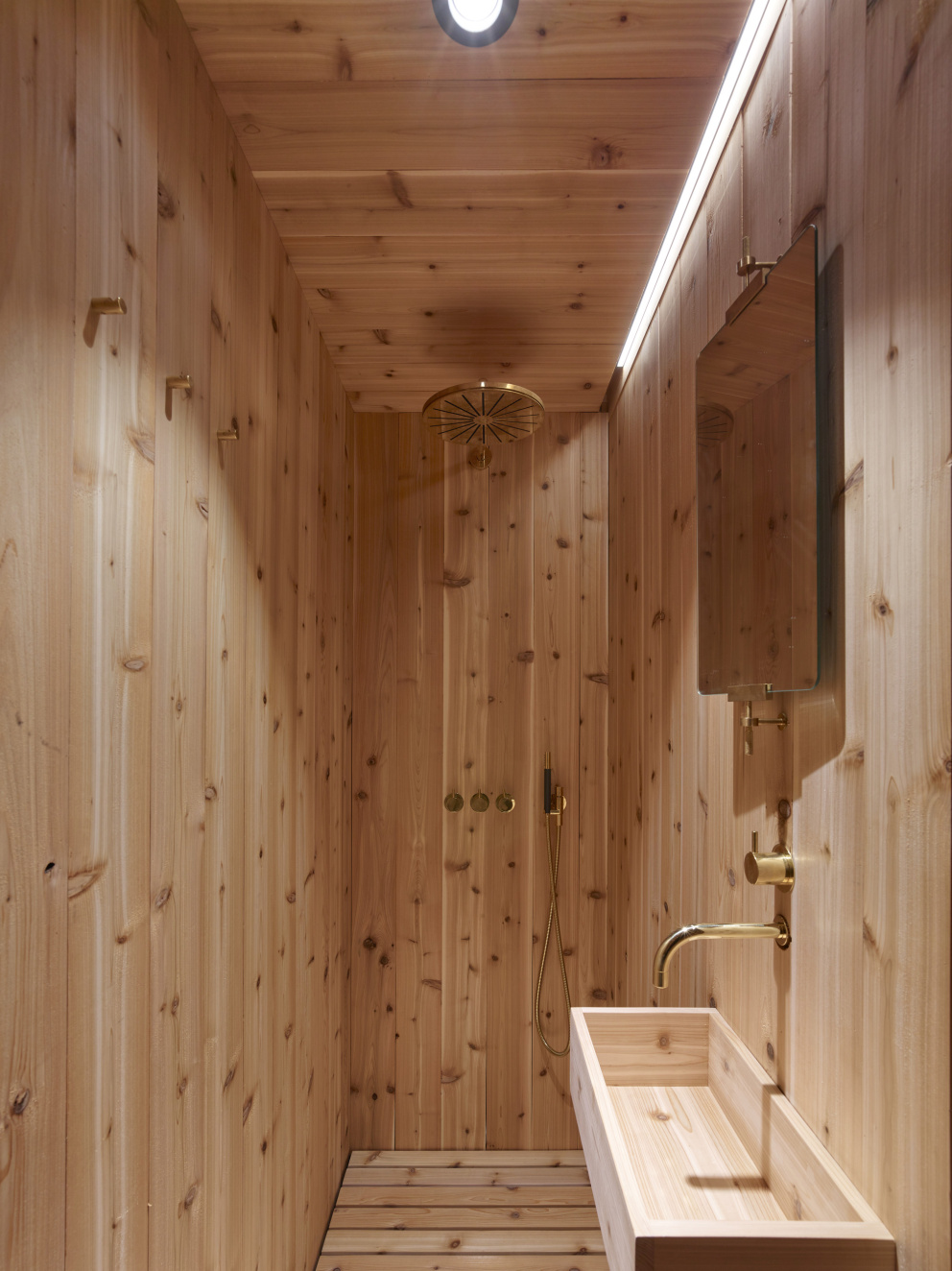 Koupelna je vyrobena z voňavého cedrového dřeva. 