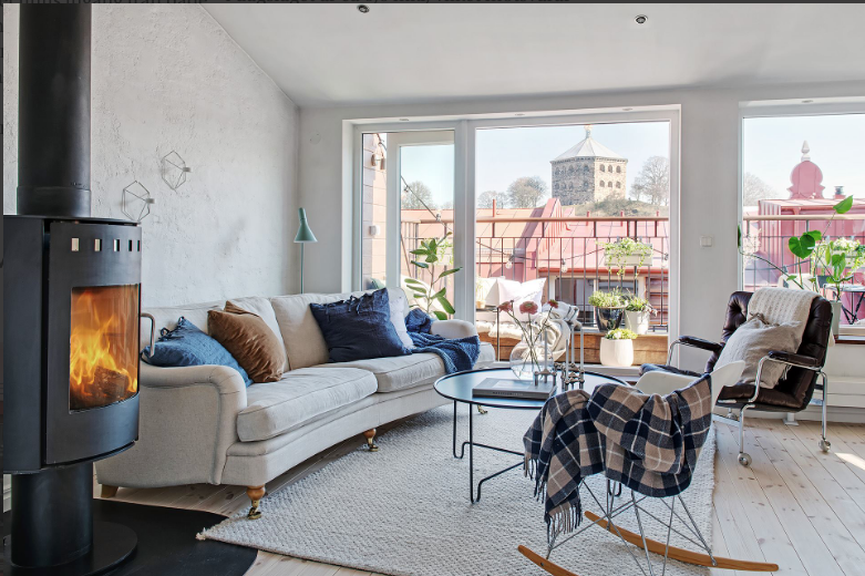 Nově zrekonstruovaný podkrovní byt najdeme poblíž centra švédského Göteborgu a také interiér napovídá, že se nacházíme ve Skandinávii.