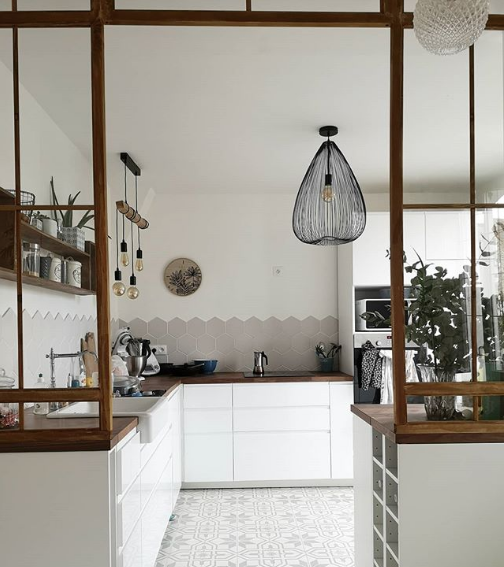 Kuchyňská linka je v minimalistickém severském stylu. 