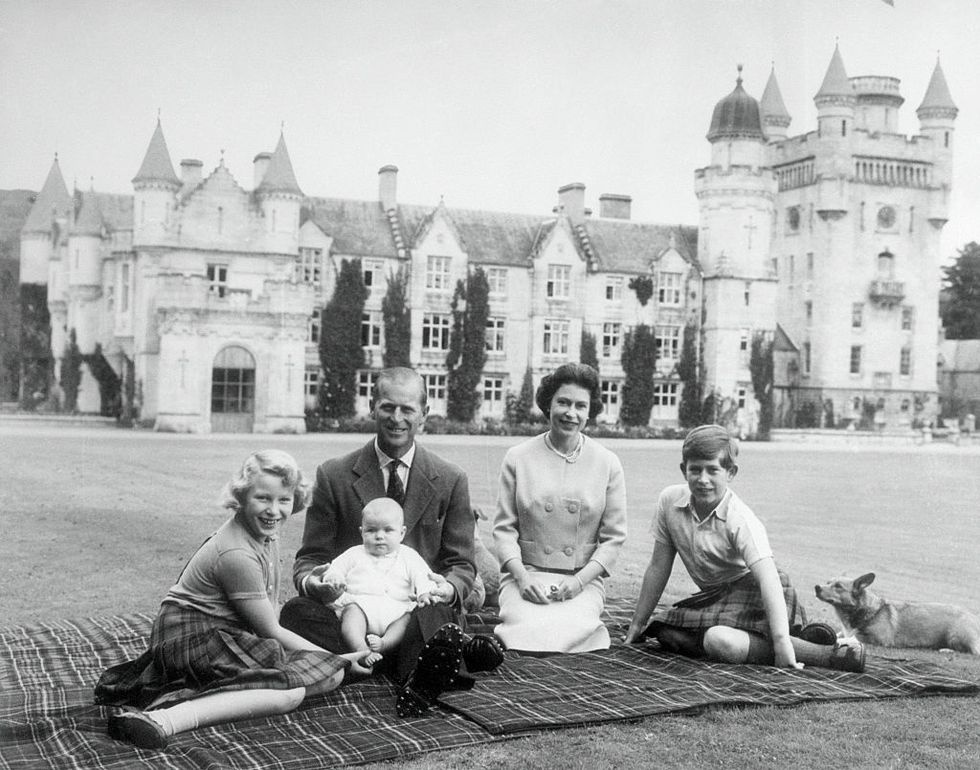 Královna Alžběta II. a princ Filip s princeznou Annou, princem Andrewem a Charlesem na panství Balmoral v roce 1960.
