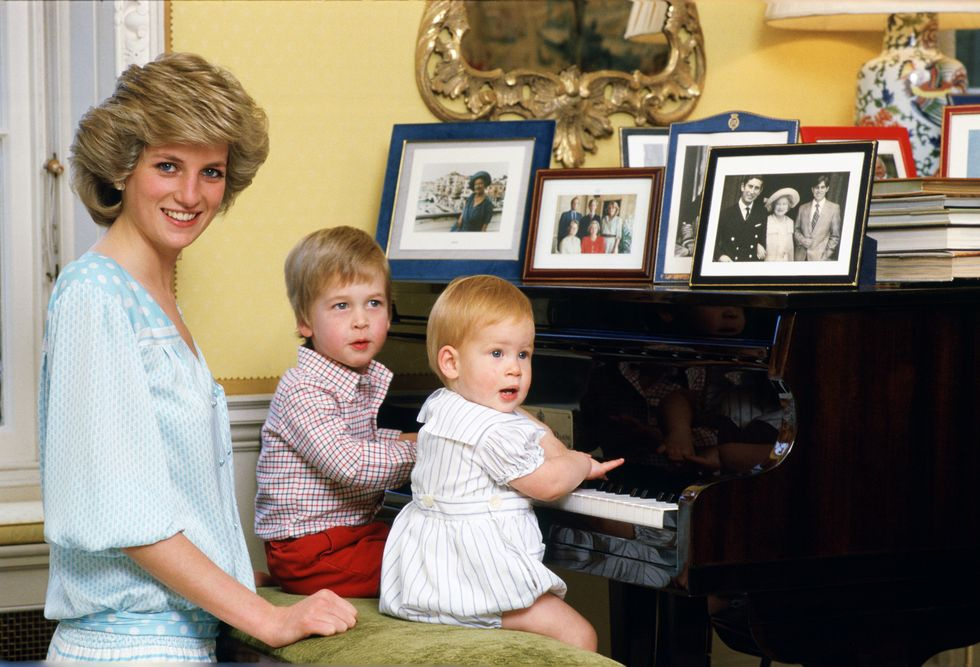 Na snímku z roku 1985 je princezna Diana s Williamem a Harrym.
