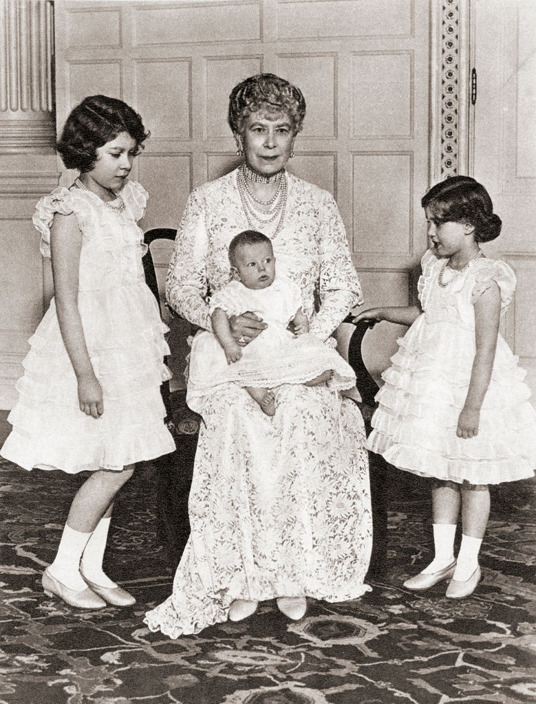 Marie z Tecku se svými vnoučaty - princeznou Alžbětou, princeznou Margaret Rose a princem Edwardem v roce 1936.&nbsp;
&nbsp;
