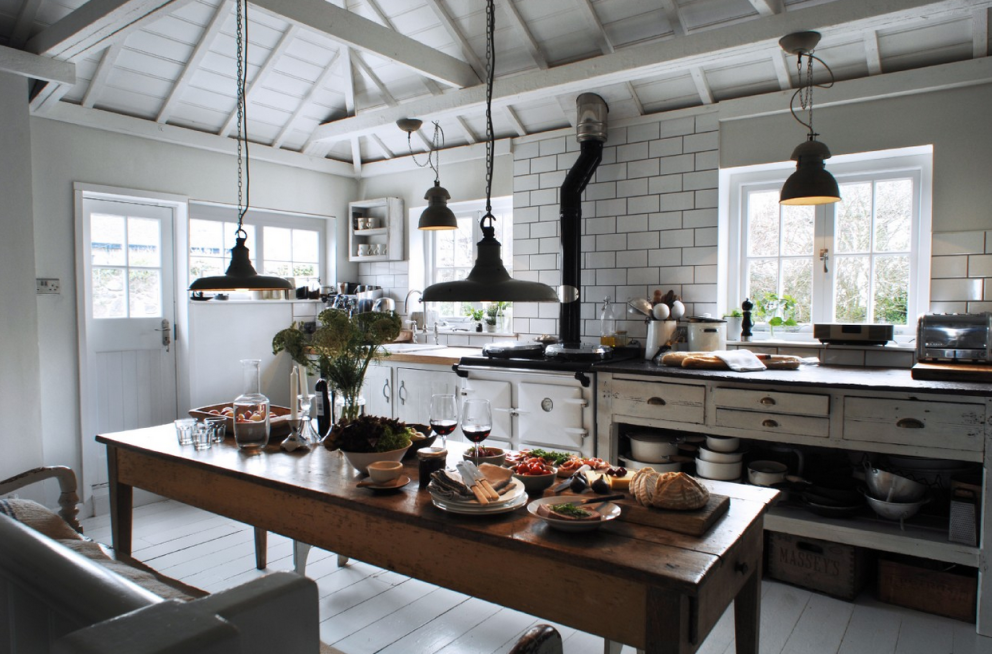 Kuchyň odkazuje na historii budovy, přesto nechybí moderní vybavení. 