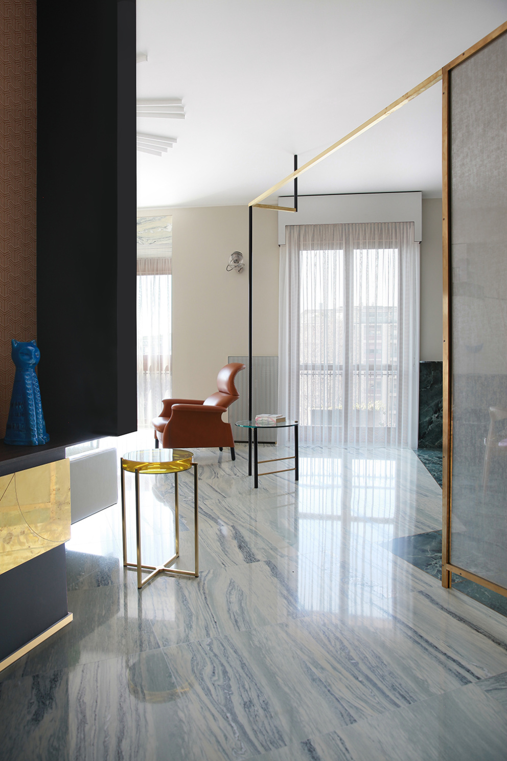 Milánský byt si odvážně pohrává s různorodými materiály, barvami a neotřelým designem.  