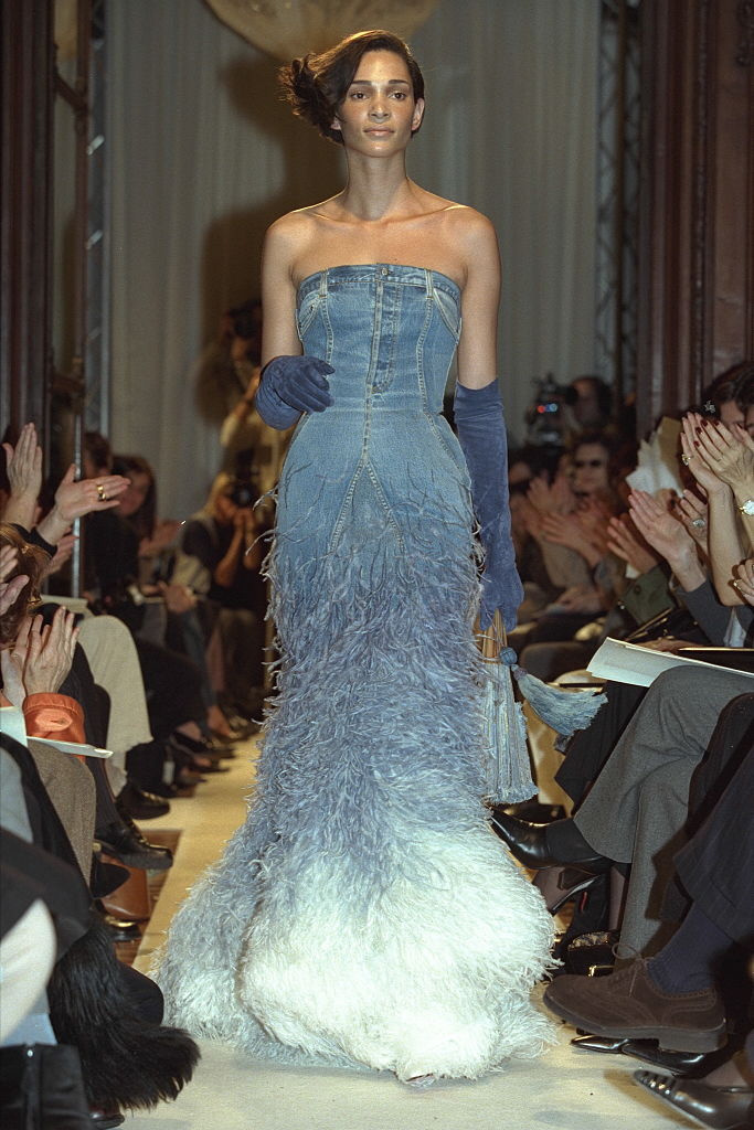 Džínovina na haute couture (1999)

Na sklonku devadesátých let se Jean-Paul Gaultier rozhodl na haute couture fashion week přijít s denimovým lookem. Haute couture atmosféru džínovým šatům dodaly našité třásně.
