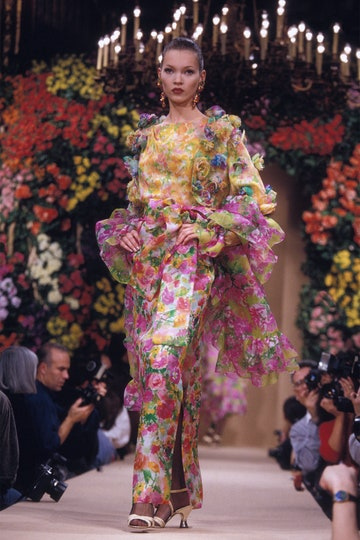 Kate Moss rozkvétá (1993)

Rok 1993 byl pro Kate Moss významný. Poprvé se objevila na obálce časopisu Vogue a zazářila na přehlídkovém mole v květovaných šatech od Yvese Saint Laurenta. Celá jeho kolekce na jaro a léto 1993 je důkazem, že móda se vrací, květované šaty v tomto stylu jsou totiž aktuálně velmi trendy.
