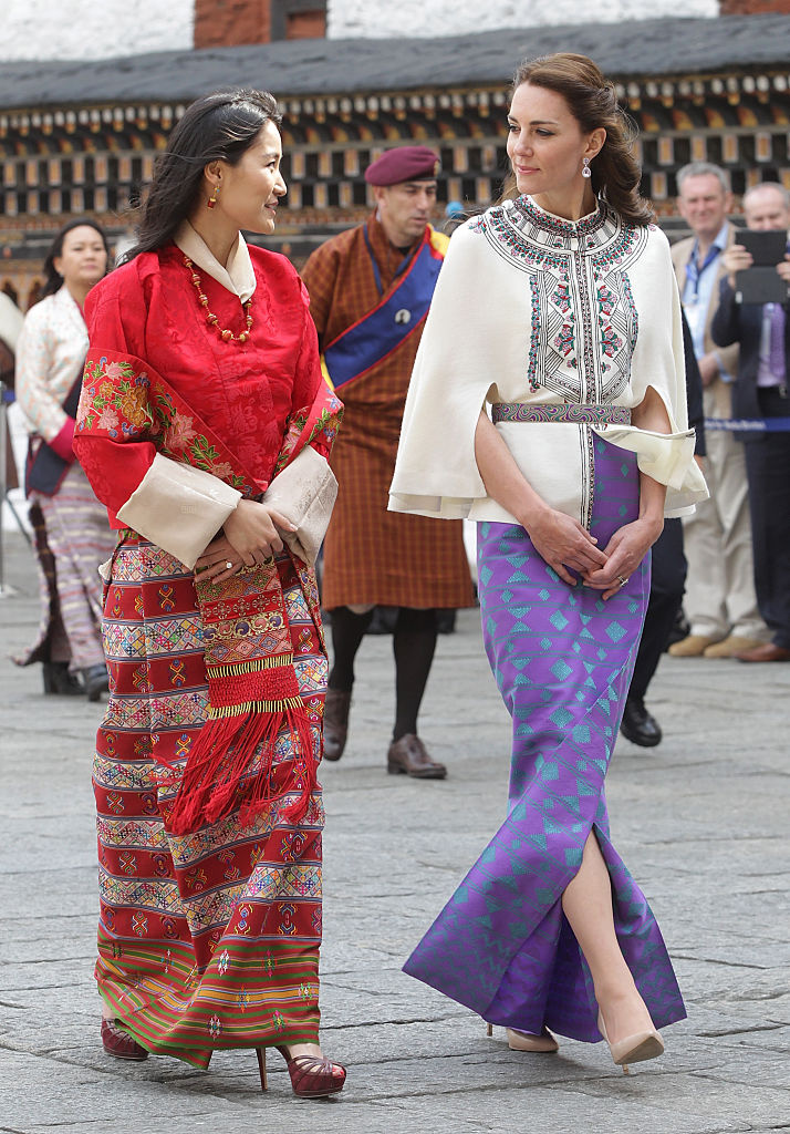bhútanská královna Džetsun Pema

Džetsun Pema se v 21 letech stala nejmladší královnou na světě. Vystudovala mezinárodní vztahy na Regent's College v Londýně. Je známá svými pestrobarevnými outfity vytvořenými z tradičních oděvů.
