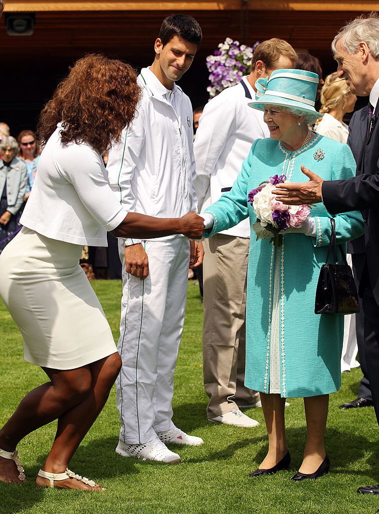 Tenistka Serena Williams&nbsp;při setkání s královnou na Wimbledonu v roce 2010 dodržela wimbledonský dresscode a byla oblečená celá v bílé barvě.
