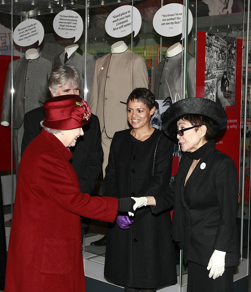 Yoko Ono&nbsp;se s královnou v roce 2011&nbsp;setkala jak jinak než v Liverpoolu. Měla na sobě černý kostým s kloboukem a bílými rukavicemi.
