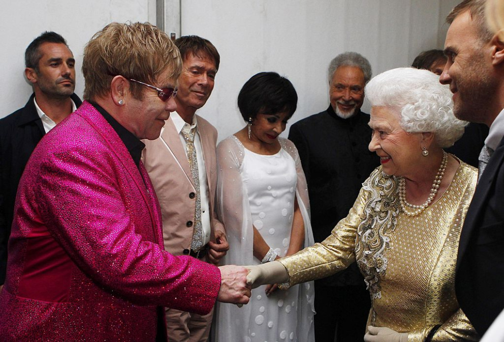 Elton John&nbsp;se s britskou královnou setkal v roce 2012 při příležitosti koncertu k jejímu diamantovému výročí, tedy výročí šedesáti let na britském trůně. Elton John zvolil pro něj typický třpytivý outfit v podobě růžového obleku.
