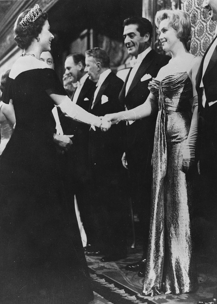 Marilyn Monroe&nbsp;se s Alžbětou II. setkala v roce 1956 v Empire Theatre v Londýně. Na sobě měla večerní šaty bez ramínek a dlouhé rukavičky.
