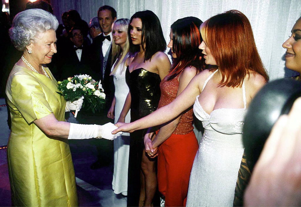 S britskou královnou se setkaly i Spice Girls, a to v roce 1997 při příležitosti Royal Variety Performance ve Victoria Palace Theatre v Londýně. Všechny zvolily dlouhé šaty, Geri Halliwell s výrazným výstřihem, Victoria Beckham s vysokým rozparkem.
