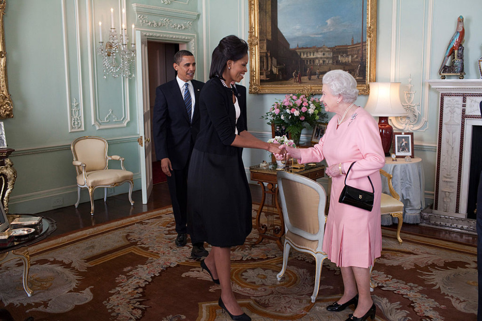 Barack a Michelle Obamovi se s královnou Alžbětou II. setkali v Buckinghamském paláci v roce 2009. Michelle oblékla elegantní černou sukni s bílým topem, černým cardiganem a perlami.
