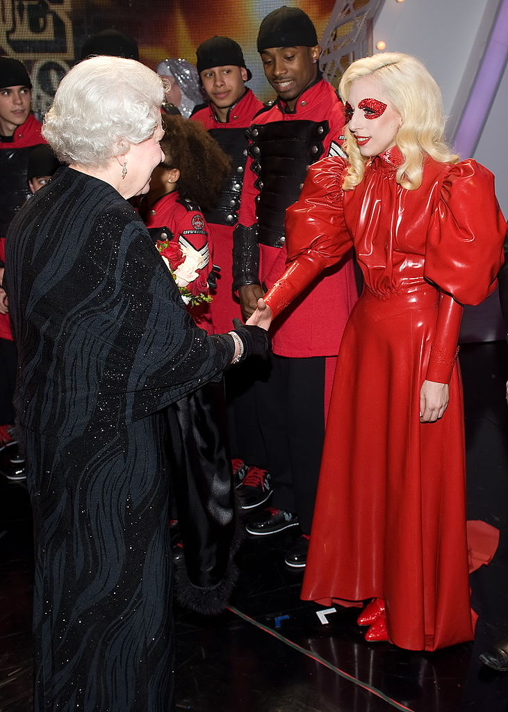 Nejextravagantnější outfit měla na sobě při setkání s královnou Alžbětou II. rozhodně zpěvačka a herečka Lady Gaga. Ta se s královnou setkala na Royal Variety Performance v Blackpoolu v roce 2009 a byla oblečená v červené latexové róbě od Atsuko Kudo.
